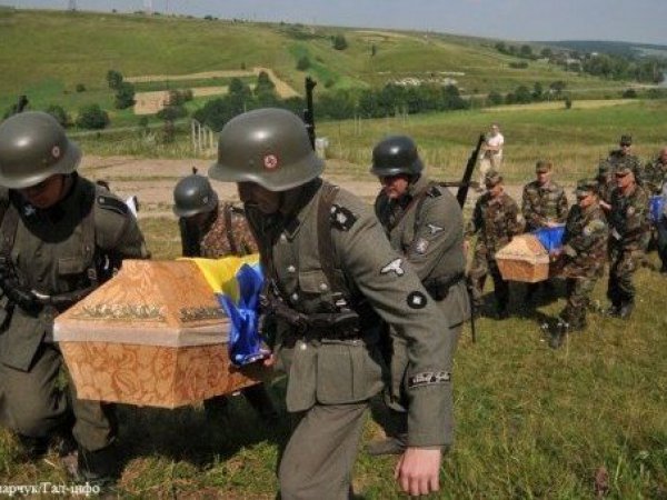 Перезахоронение останков колаборационистов из гитлеровской дивизии СС "Галичина"